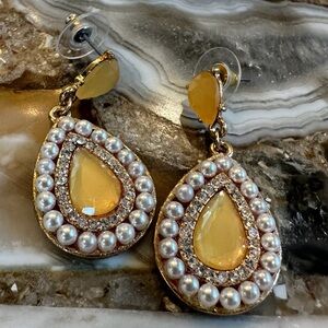3020 Chic Teardrop Pearl and Gold Earrings